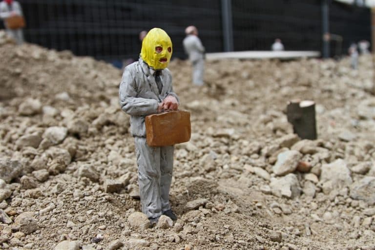 Menininko Isaac Cordal instaliacija "Follow the leaders"