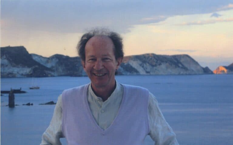 Italų filosofas Giorgio Agamben jūros ir kalnų fone