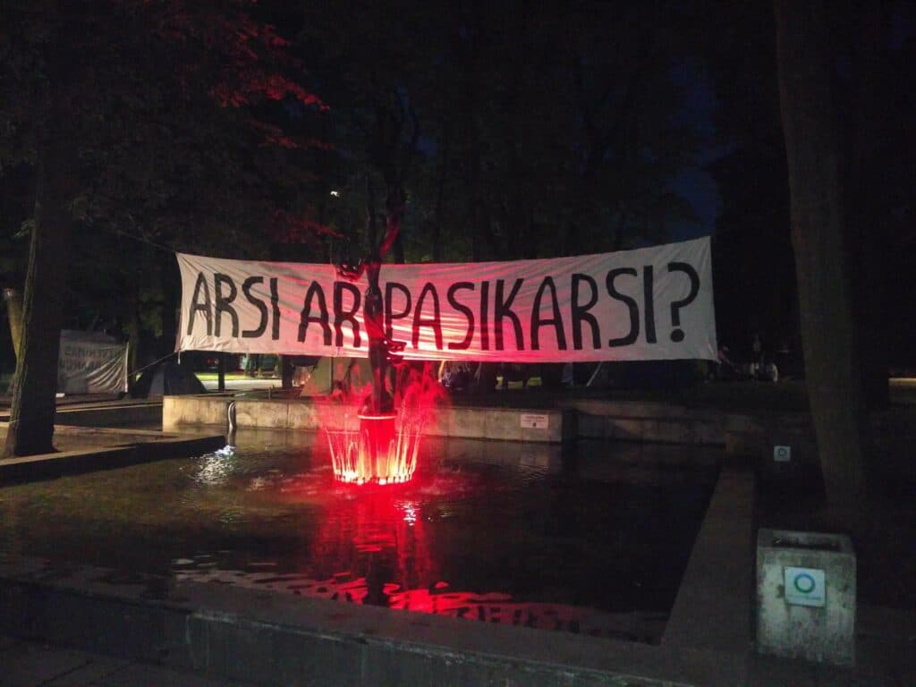 Plakatas su užrašu Arsi ar pasikarsi?