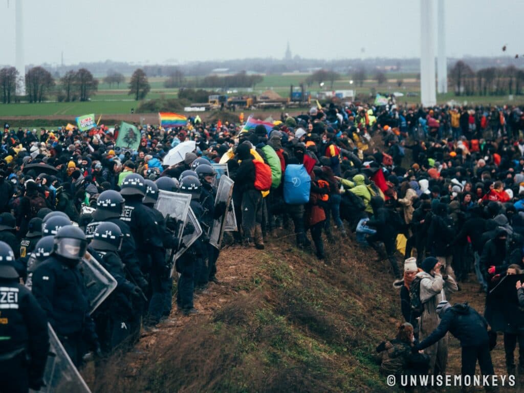 protestuotojų susidūrimas su policija