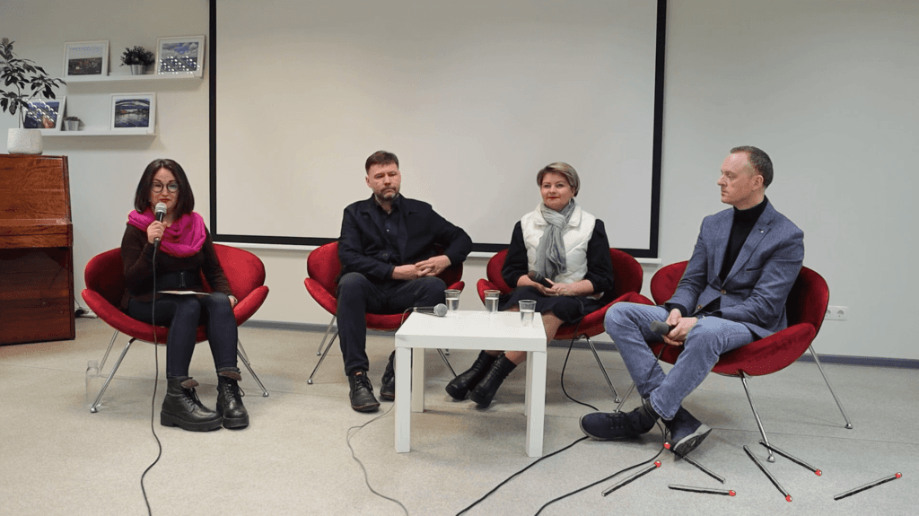 diskusijos vedėja ir trys diskusijos dalyviai: streikų reglamentavimas Lietuvoje