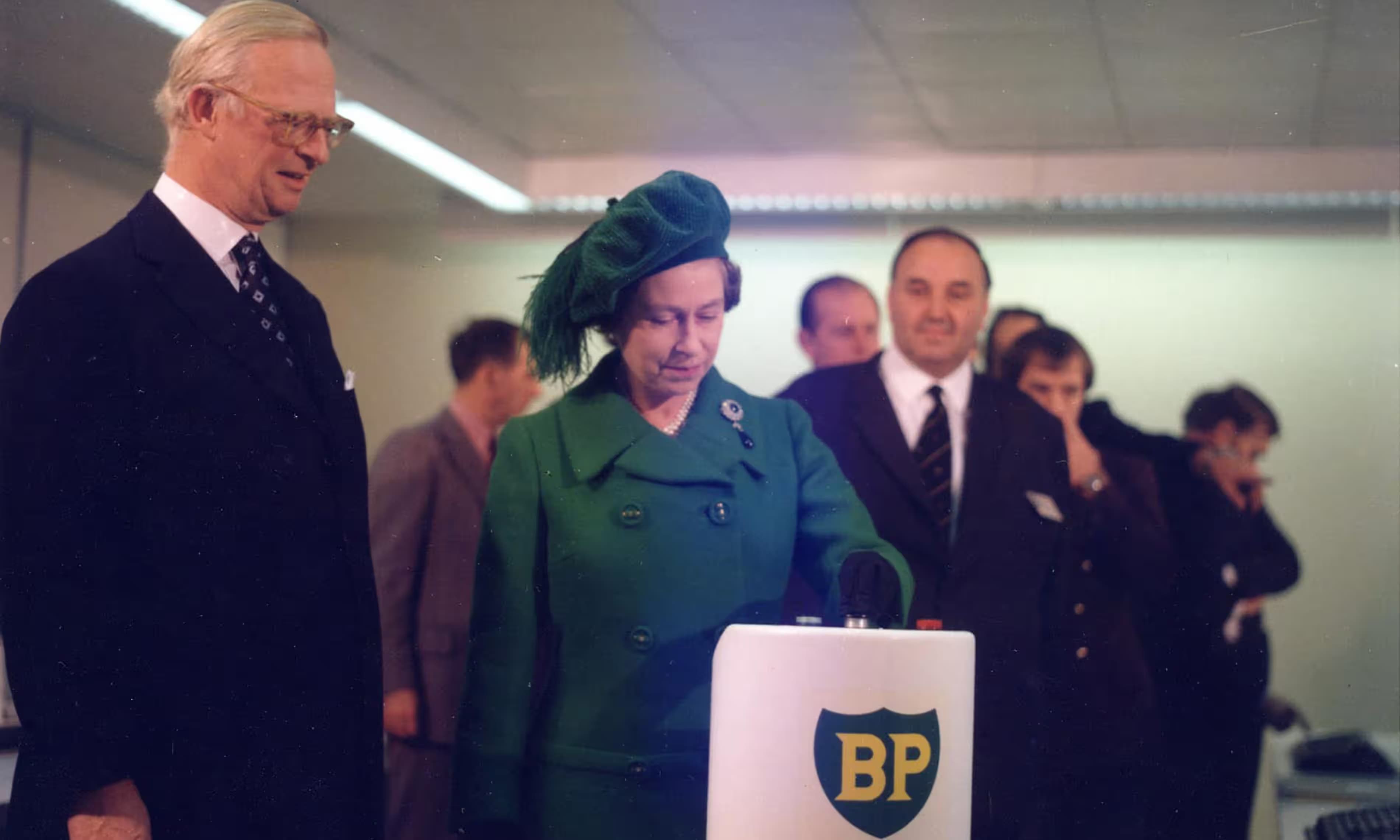 Karalienė Elžbieta II spaudžia mygtuką BP būstinėje