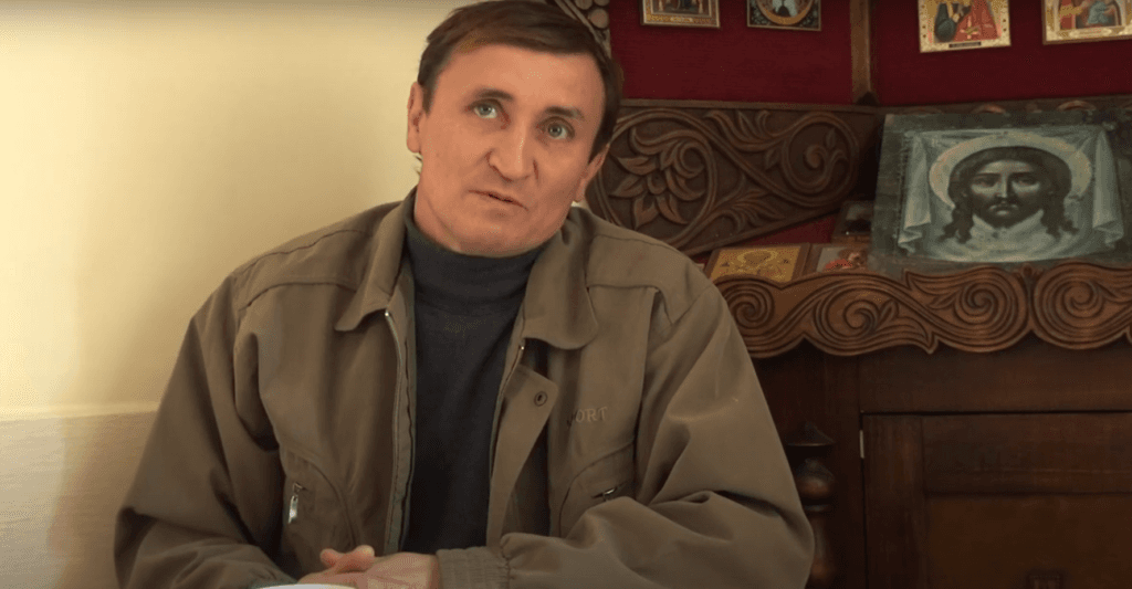 Duobkasys Eduardas cerkvėje, prie Kristaus paveikslo