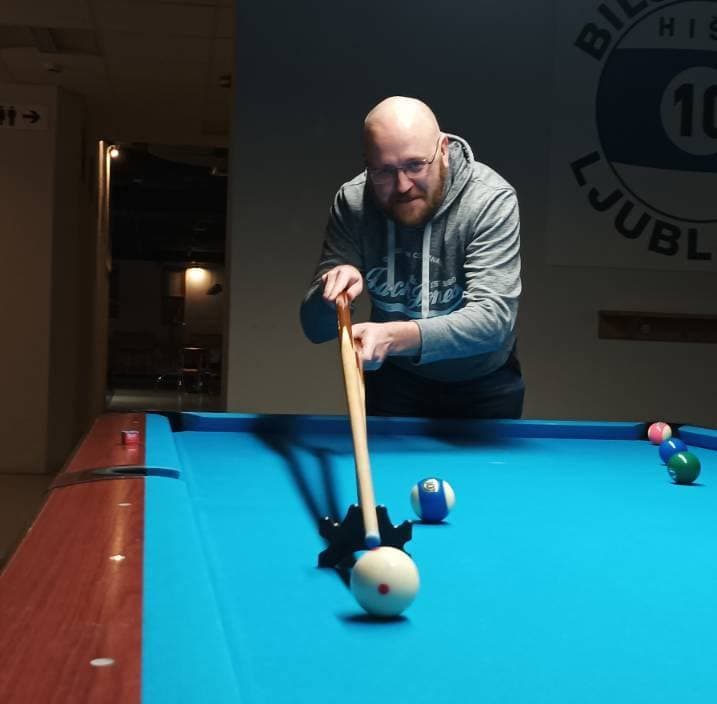 Tomas Marcinkevičius žaidžia biliardą