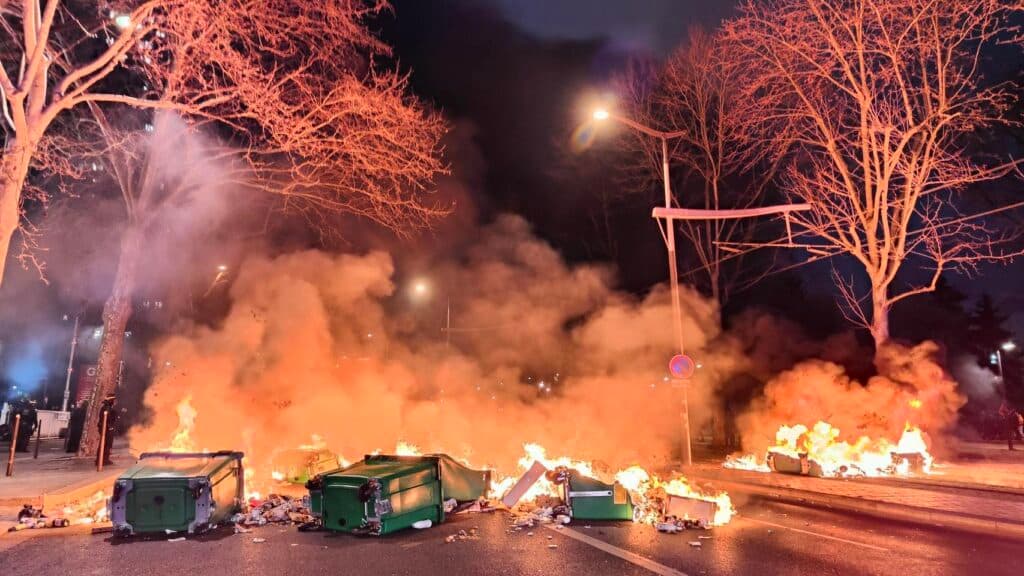 protestai Prancūzijoje: degančios šiukšliadėžės
